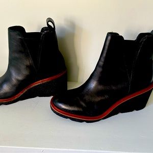 Clark’s wedge Chelsea boot.